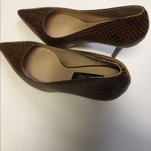 White and Black store Ella Lizard D’orsay pumps